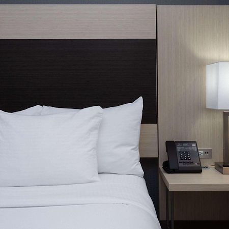 La Quinta Inn & Suites By Wyndham Shorewood المظهر الخارجي الصورة