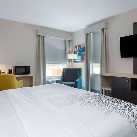 La Quinta Inn & Suites By Wyndham Shorewood المظهر الخارجي الصورة