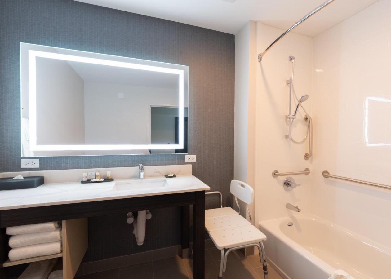 La Quinta Inn & Suites By Wyndham Shorewood المظهر الخارجي الصورة