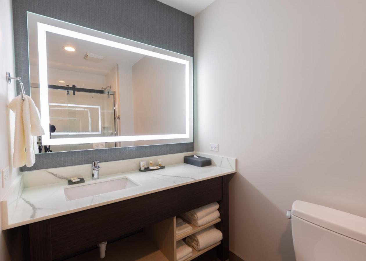 La Quinta Inn & Suites By Wyndham Shorewood المظهر الخارجي الصورة