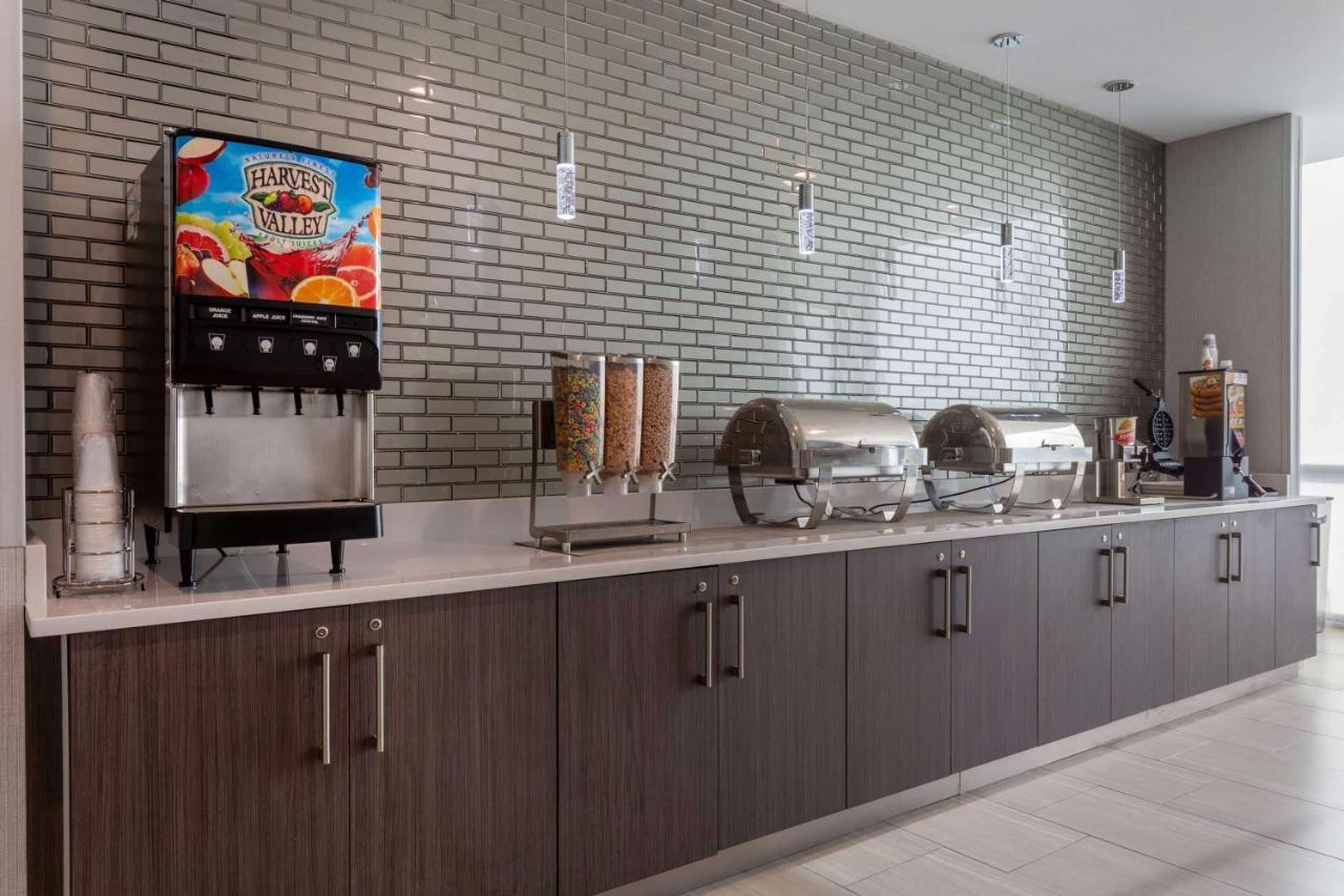 La Quinta Inn & Suites By Wyndham Shorewood المظهر الخارجي الصورة