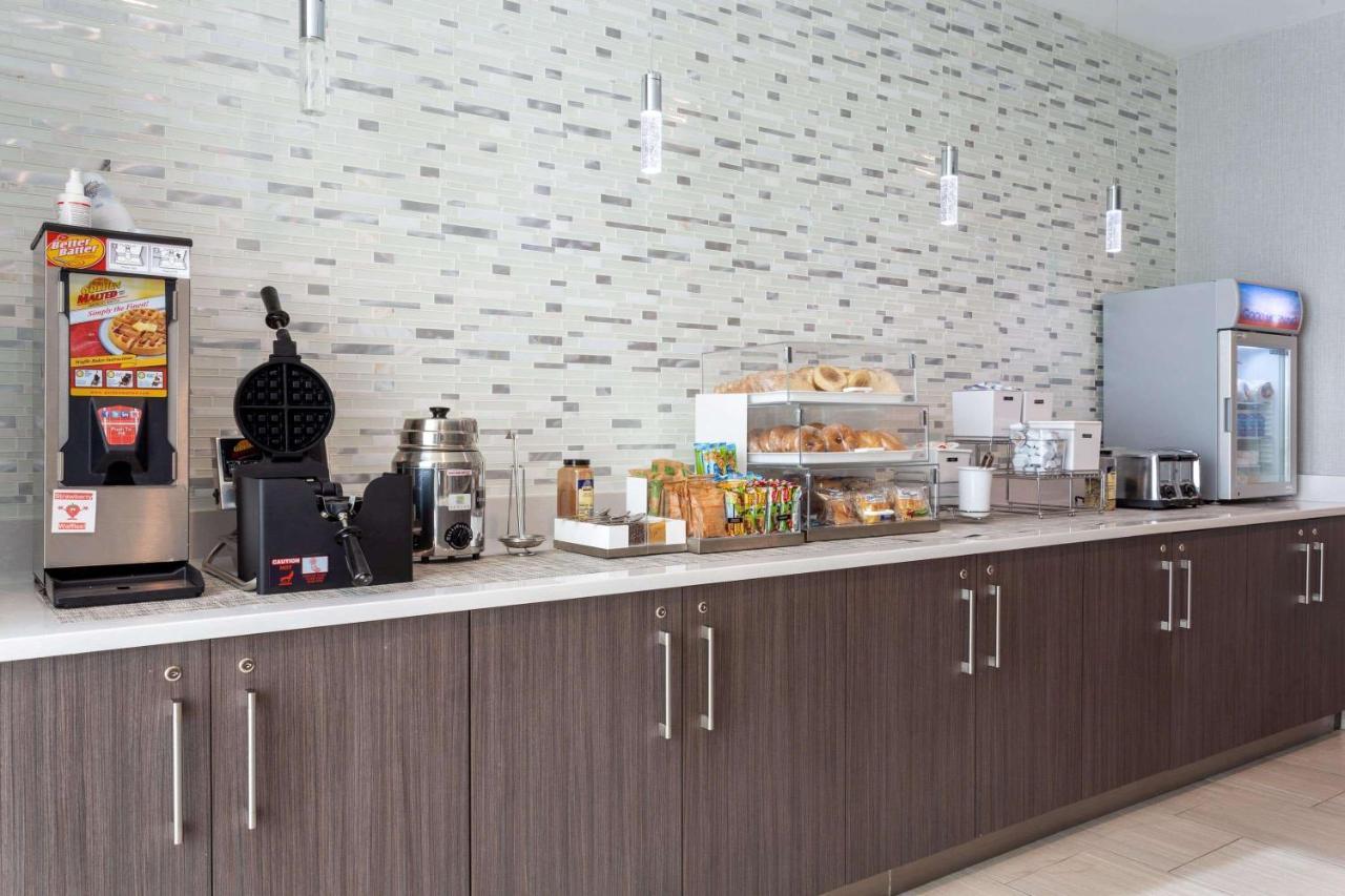 La Quinta Inn & Suites By Wyndham Shorewood المظهر الخارجي الصورة
