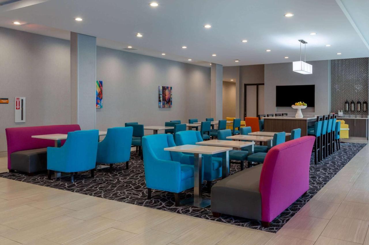 La Quinta Inn & Suites By Wyndham Shorewood المظهر الخارجي الصورة