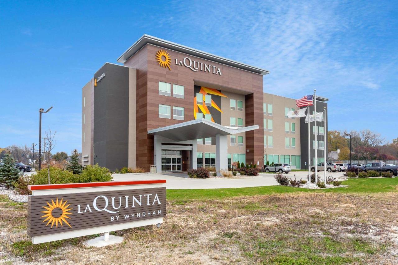 La Quinta Inn & Suites By Wyndham Shorewood المظهر الخارجي الصورة