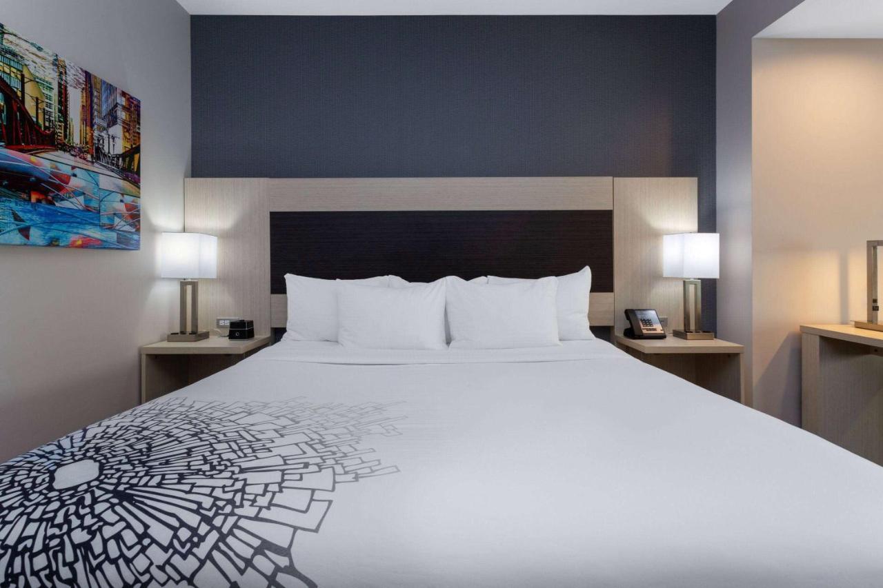 La Quinta Inn & Suites By Wyndham Shorewood المظهر الخارجي الصورة