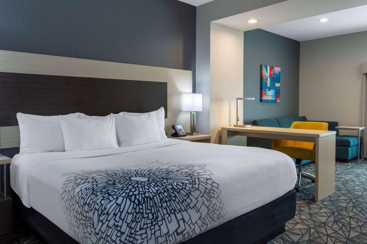 La Quinta Inn & Suites By Wyndham Shorewood المظهر الخارجي الصورة