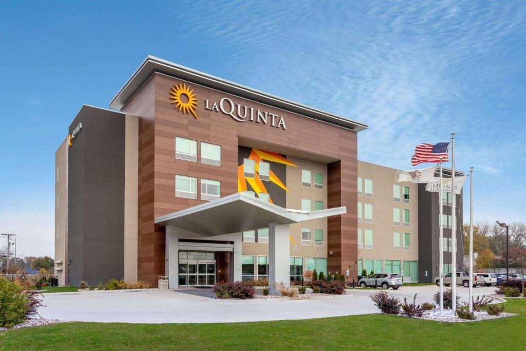 La Quinta Inn & Suites By Wyndham Shorewood المظهر الخارجي الصورة