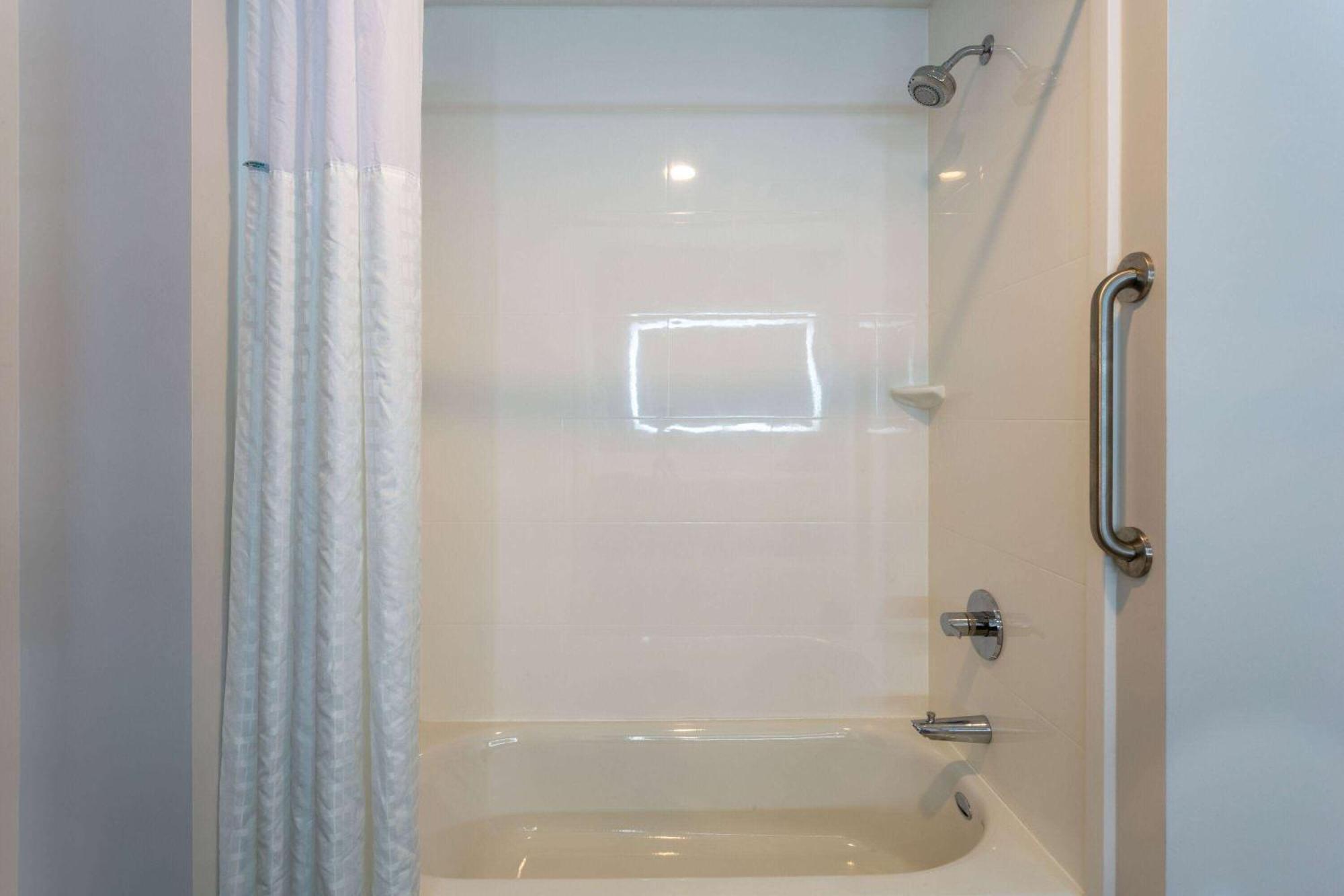 La Quinta Inn & Suites By Wyndham Shorewood المظهر الخارجي الصورة