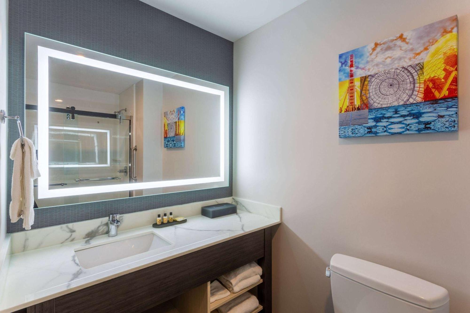 La Quinta Inn & Suites By Wyndham Shorewood المظهر الخارجي الصورة
