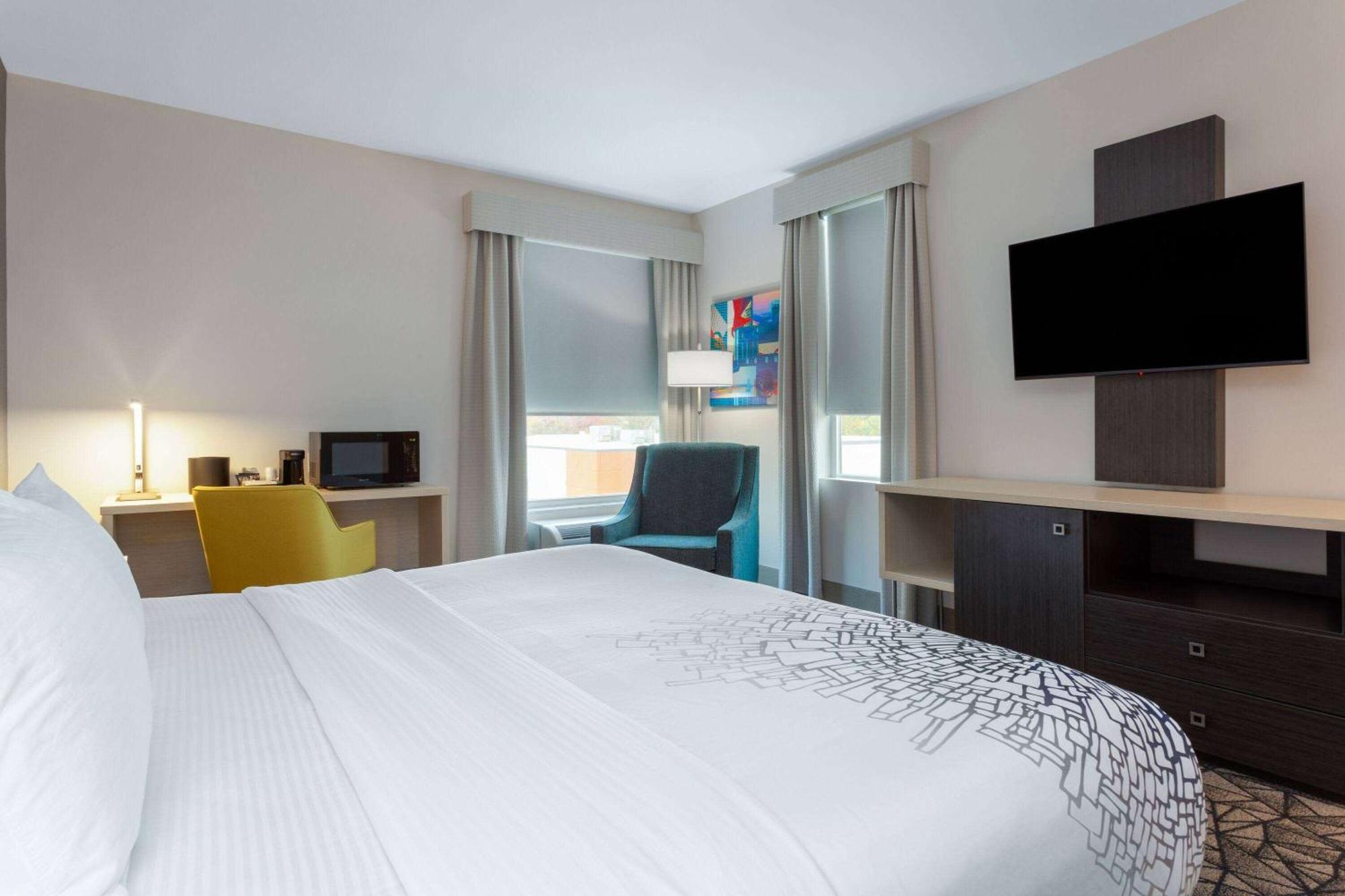 La Quinta Inn & Suites By Wyndham Shorewood المظهر الخارجي الصورة