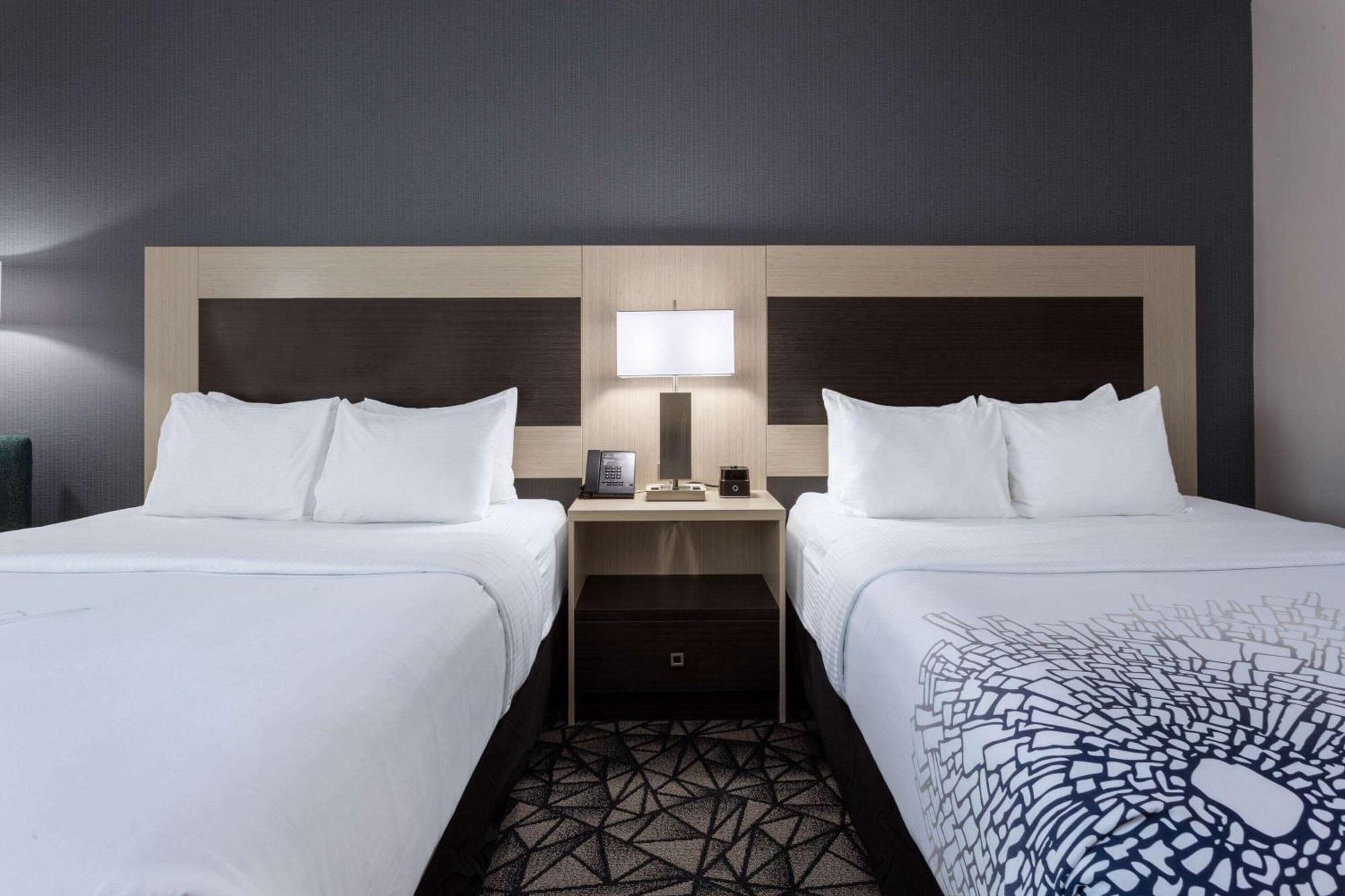 La Quinta Inn & Suites By Wyndham Shorewood المظهر الخارجي الصورة