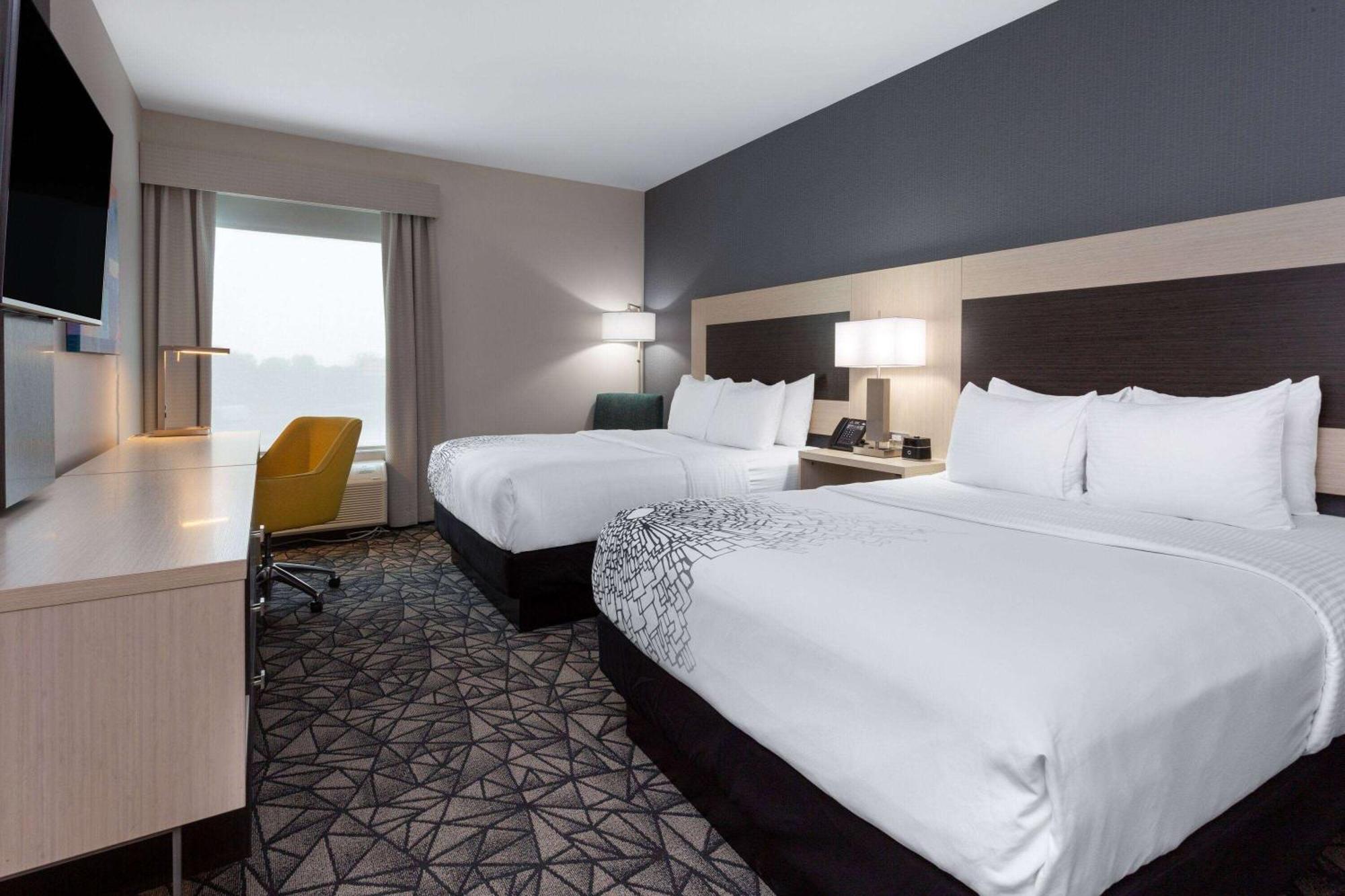 La Quinta Inn & Suites By Wyndham Shorewood المظهر الخارجي الصورة