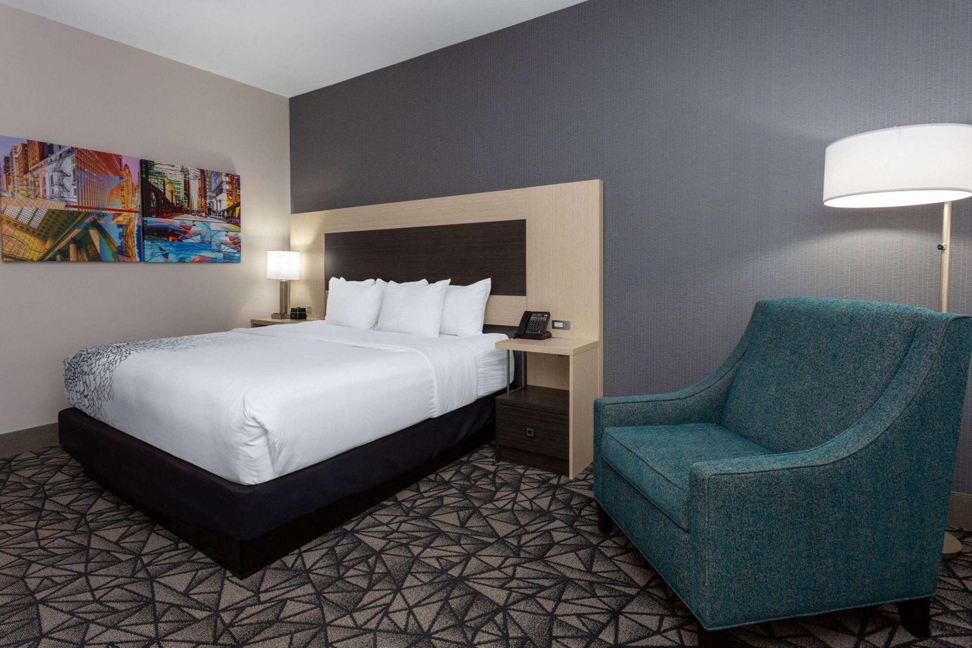 La Quinta Inn & Suites By Wyndham Shorewood المظهر الخارجي الصورة