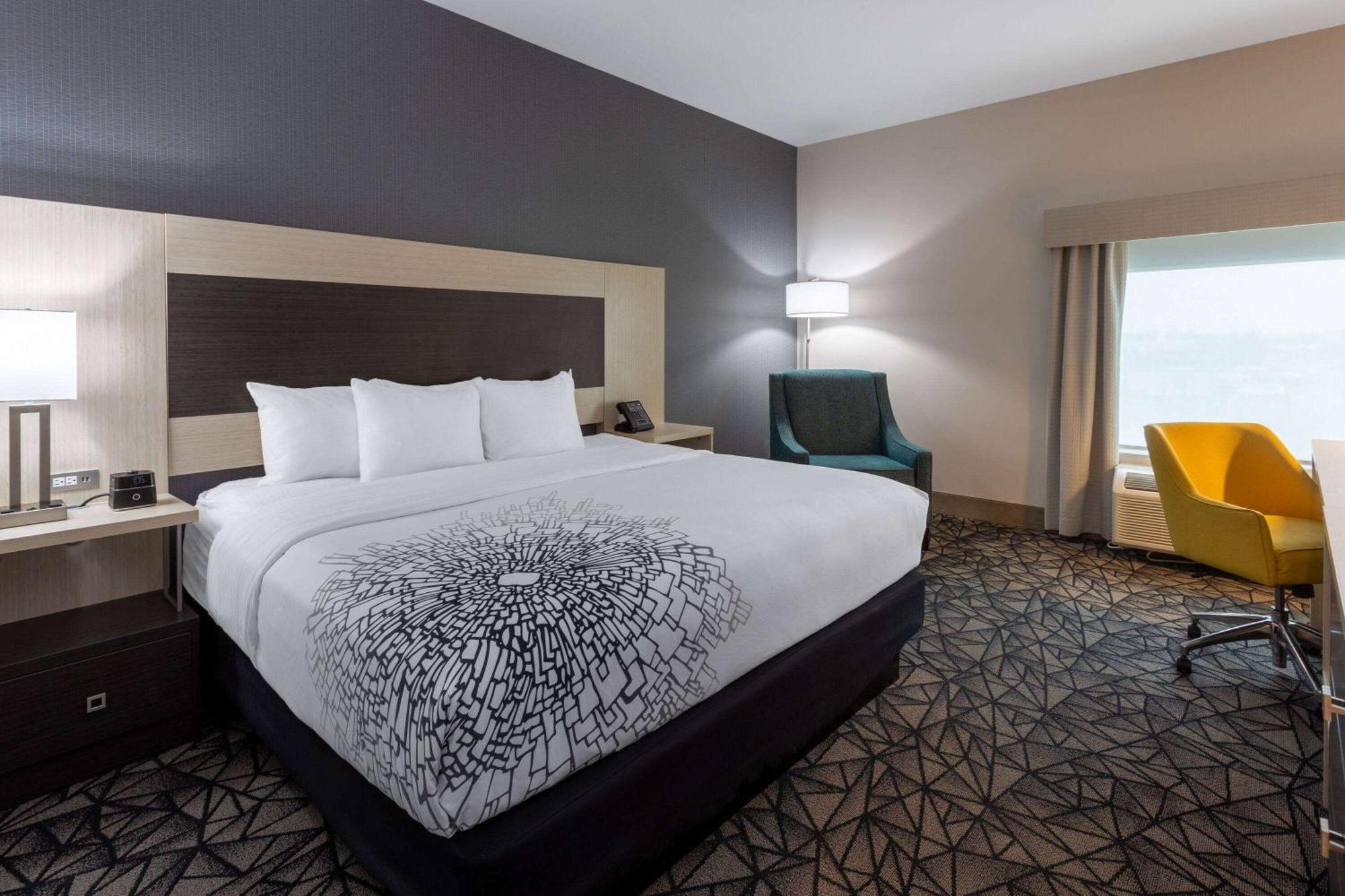 La Quinta Inn & Suites By Wyndham Shorewood المظهر الخارجي الصورة